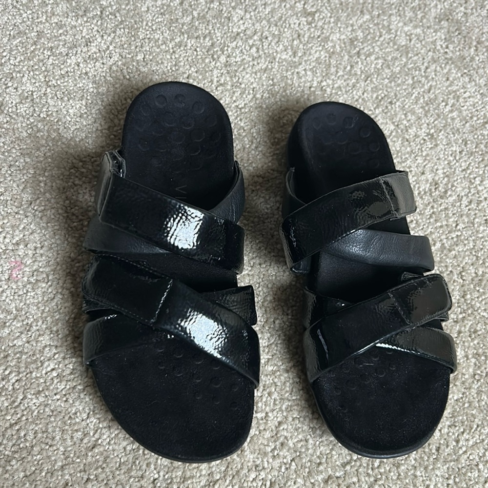 Vionic Hadlie sandals black NWOT
